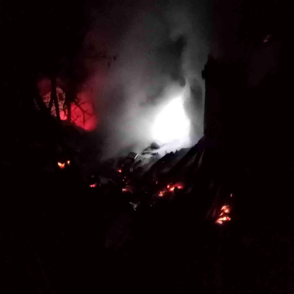 Tek katlı ev kullanılamaz hale geldi