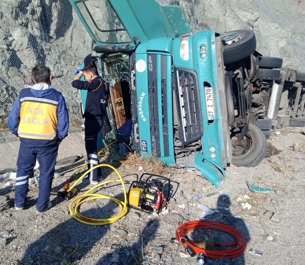 Tercan\'da tırın devrilmesi sonucu 1\'i çocuk 3 kişi yaralandı