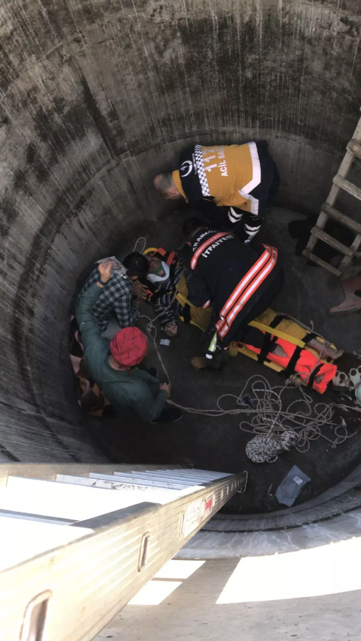 Trabzon\'da su kuyusuna düşen kişi itfaiye ekiplerince kurtarıldı