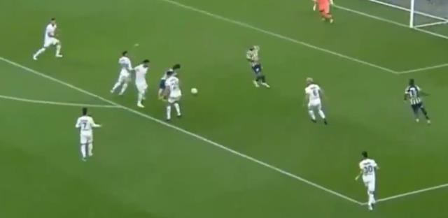 Tribünler bir an sahadakini Messi zannetti! Herkes Ferdi Kadıoğlu'nun yaptıklarını konuşuyor Tribünler bir an sahadakini Messi zannetti! Herkes Ferdi Kadıoğlu'nun yaptıklarını konuşuyor