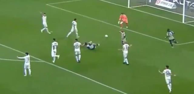 Tribünler bir an sahadakini Messi zannetti! Herkes Ferdi Kadıoğlu'nun yaptıklarını konuşuyor Tribünler bir an sahadakini Messi zannetti! Herkes Ferdi Kadıoğlu'nun yaptıklarını konuşuyor