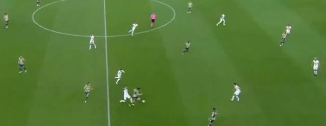 Tribünler bir an sahadakini Messi zannetti! Herkes Ferdi Kadıoğlu'nun yaptıklarını konuşuyor Tribünler bir an sahadakini Messi zannetti! Herkes Ferdi Kadıoğlu'nun yaptıklarını konuşuyor