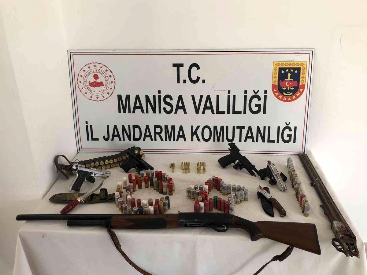 Turgutlu\'da bir evde yapılan aramada çok sayıda silah ele geçirildi