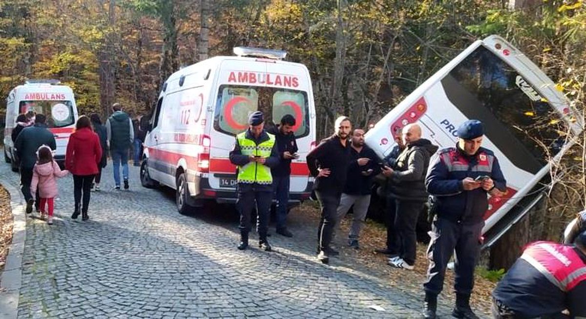 Yedigöller\'de tur midibüsü ağaçların üzerine devrildi: 8 yaralı