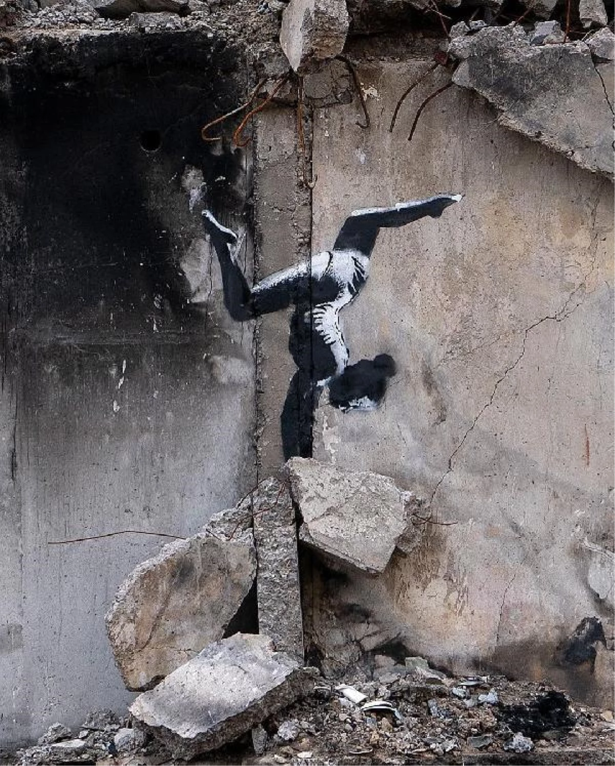 YENİDEN: Ünlü duvar ressamı Banksy\'nin son eseri, Ukrayna\'da bombalanan bir binada ortaya çıktı