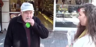 Yeşilay gönüllüsü gençler, vatandaşlara balon üfleterek akciğer kanserine ve koah hastalığa dikkat çekti