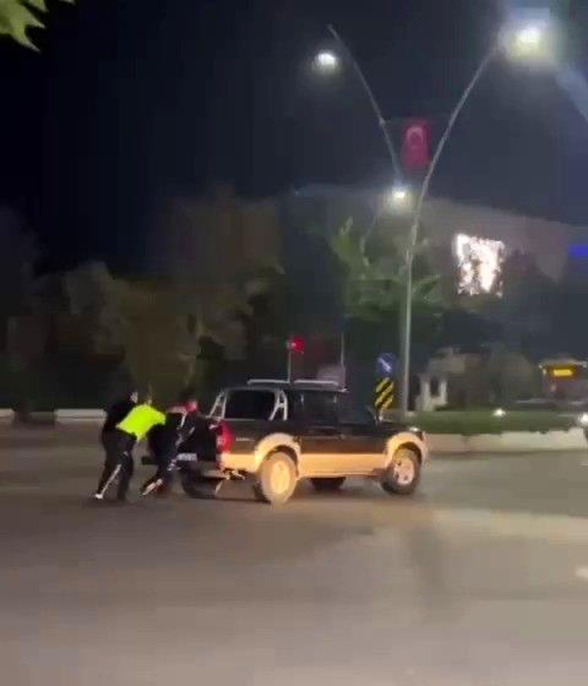Yolda kalan aracın imdadına polis ekipleri yetişti
