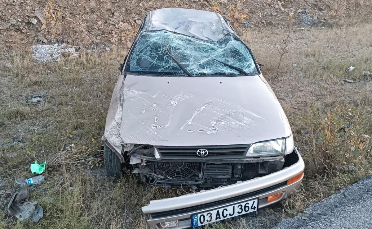 Afyonkarahisar\'da devrilen otomobildeki 5 kişi yaralandı