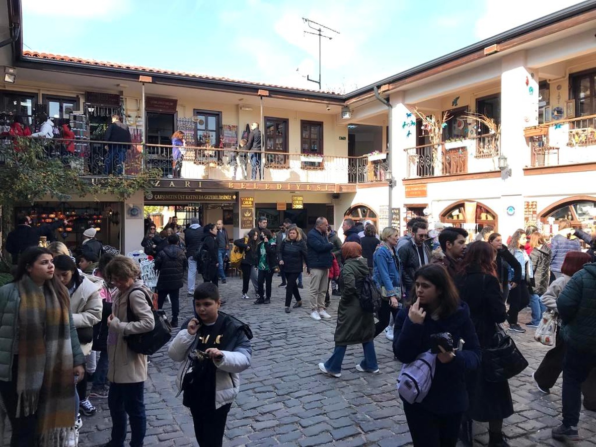 Atlıhan Çarşısı\'nda tur yoğunluğu