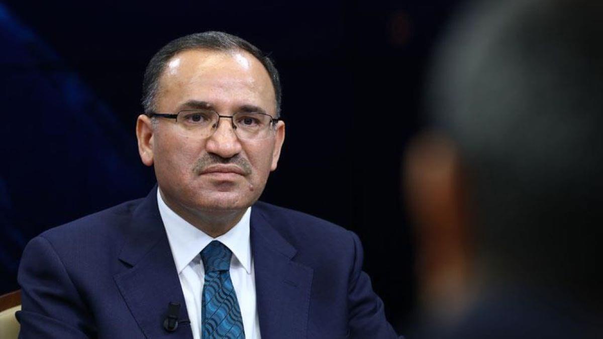 Adalet Bakanı Bozdağ\'a Taksim\'de bank üzerinde oturan kadın soruldu