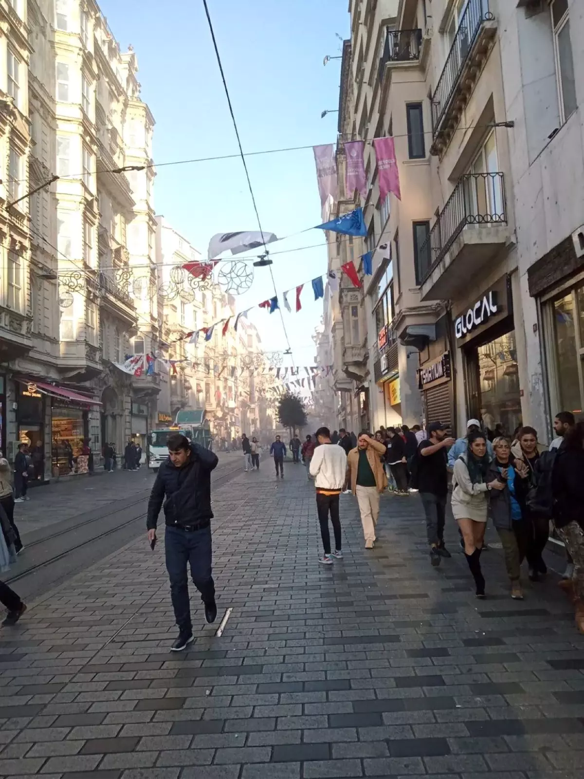 Beyoğlu İstiklal Caddesi\'nde patlama meydana geldi. Bölgeye çok sayıda sağlık ve polis ekibi sevk edildi.