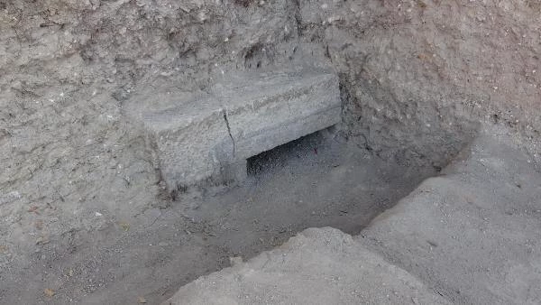 Türk köyünde kazı sırasında bulunan kapı heyecan yarattı! Arkeologlar içeri girmek için gün sayıyor Türk köyünde kazı sırasında bulunan kapı heyecan yarattı! Arkeologlar içeri girmek için gün sayıyor