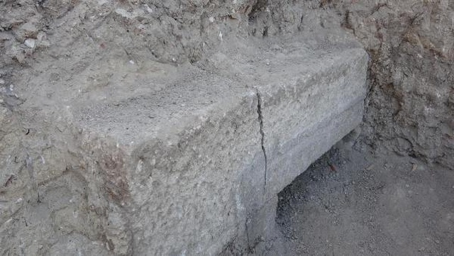 Türk köyünde kazı sırasında bulunan kapı heyecan yarattı! Arkeologlar içeri girmek için gün sayıyor Türk köyünde kazı sırasında bulunan kapı heyecan yarattı! Arkeologlar içeri girmek için gün sayıyor