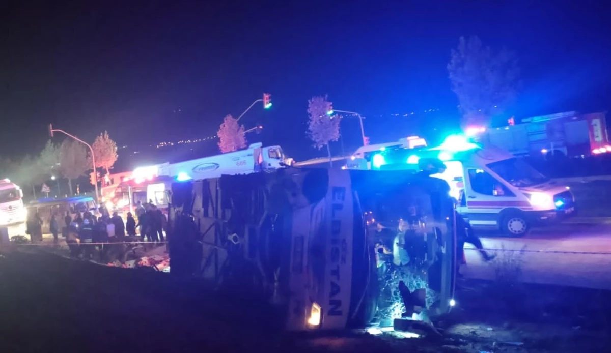 Denizli\'de otobüsle kamyonun çarpışması sonucu 12 kişi yaralandı