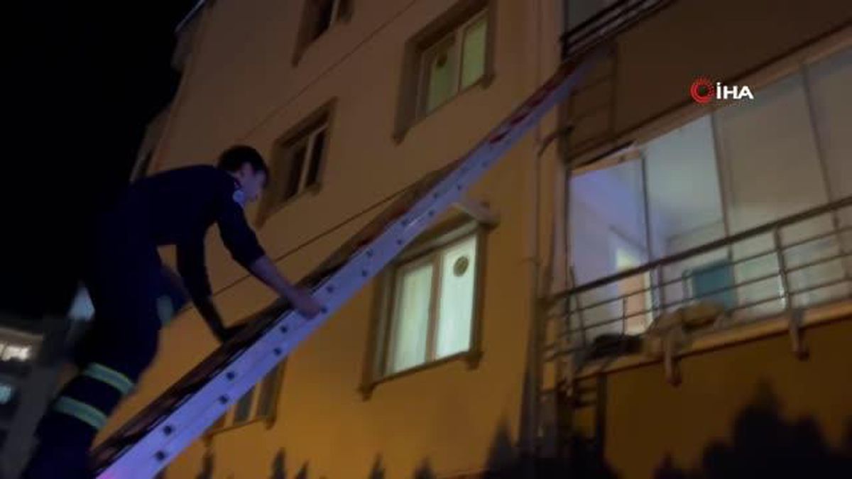 Dolabın altında kaldı, itfaiye ekipleri merdivenle balkondan girip kurtardı