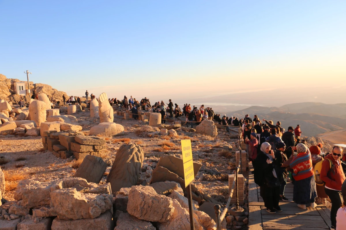 Dünya mirası Nemrut\'ta hafta sonu yoğunluğu