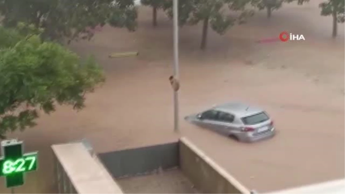 İspanya\'da şiddetli yağış: 1 ölüYolcular havalimanında mahsur kaldı