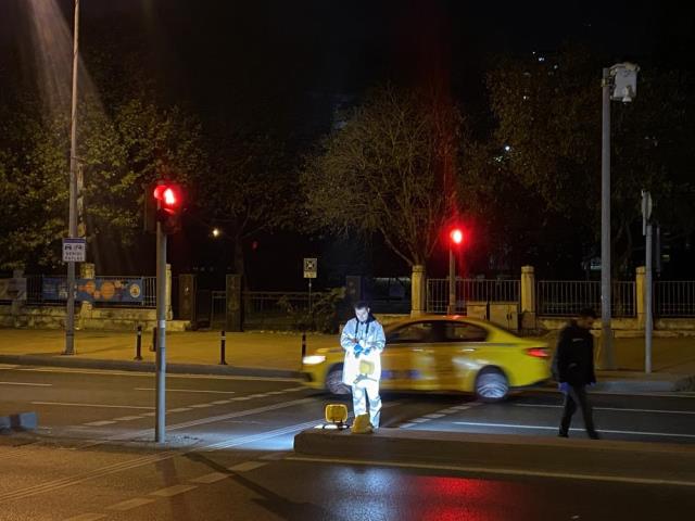 İstanbul'un göbeğinde korkunç saldırı! Kırmızı ışıkta bekleyen lüks aracın sürücüsünü infaz ettiler İstanbul'un göbeğinde korkunç saldırı! Kırmızı ışıkta bekleyen lüks aracın sürücüsünü infaz ettiler