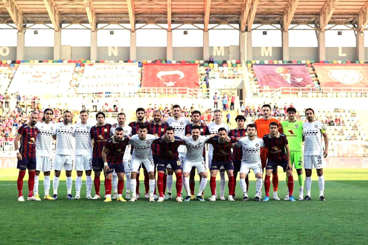 İzmir derbisi kol kola başladı