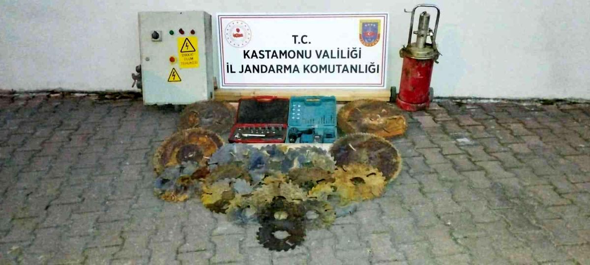 Kereste fabrikasından 1 milyon liralık malzeme çalan 3 şüpheli yakalandı
