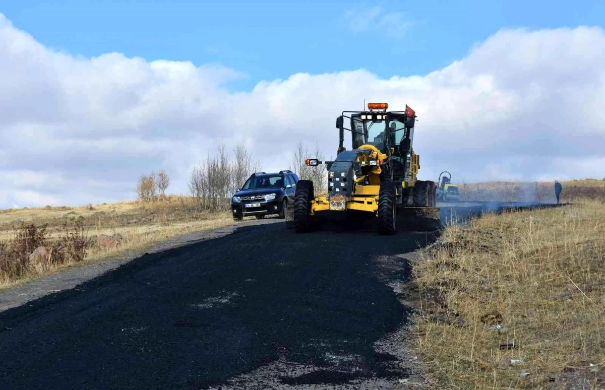 Köylerde asfalt çalışmaları devam ediyor