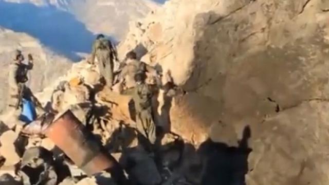 Kuzey Irak'ta teröristlerin mağaradan çıkarak teslim oldukları anlar görüntülendi Kuzey Irak'ta teröristlerin mağaradan çıkarak teslim oldukları anlar görüntülendi