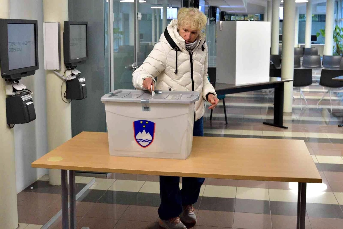 Slovenya\'da halk cumhurbaşkanlığı seçiminin ikinci turunda sandık başında