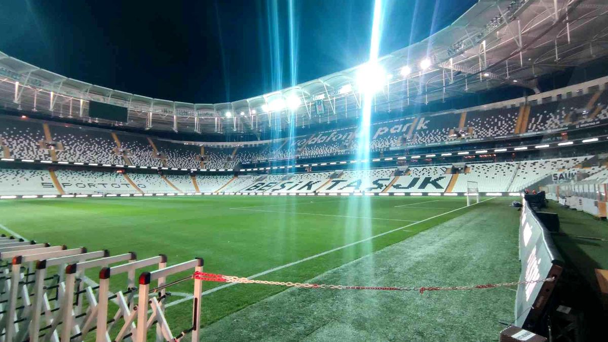 Taraftarlar güvenli bir şekilde stat dışına çıkarıldı