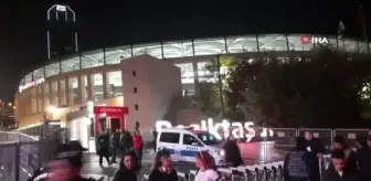Taraftarlar güvenli bir şekilde stat dışına çıkarıldı
