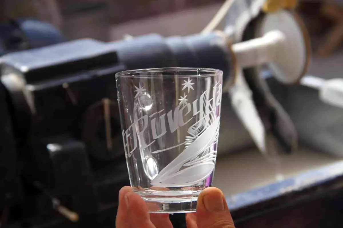 40 yıldır cama sanatını işliyor