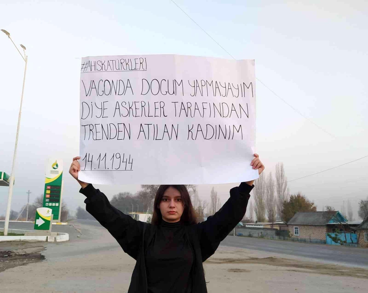 Ahıskalı genç kadınlar, 14 Kasım sürgününe dikkat çekmek için pankart açtılar