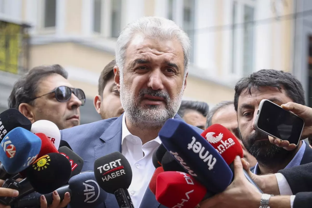 AK Parti İstanbul İl Başkanı Kabaktepe, terör saldırısının yaşandığı yere karanfil bıraktı