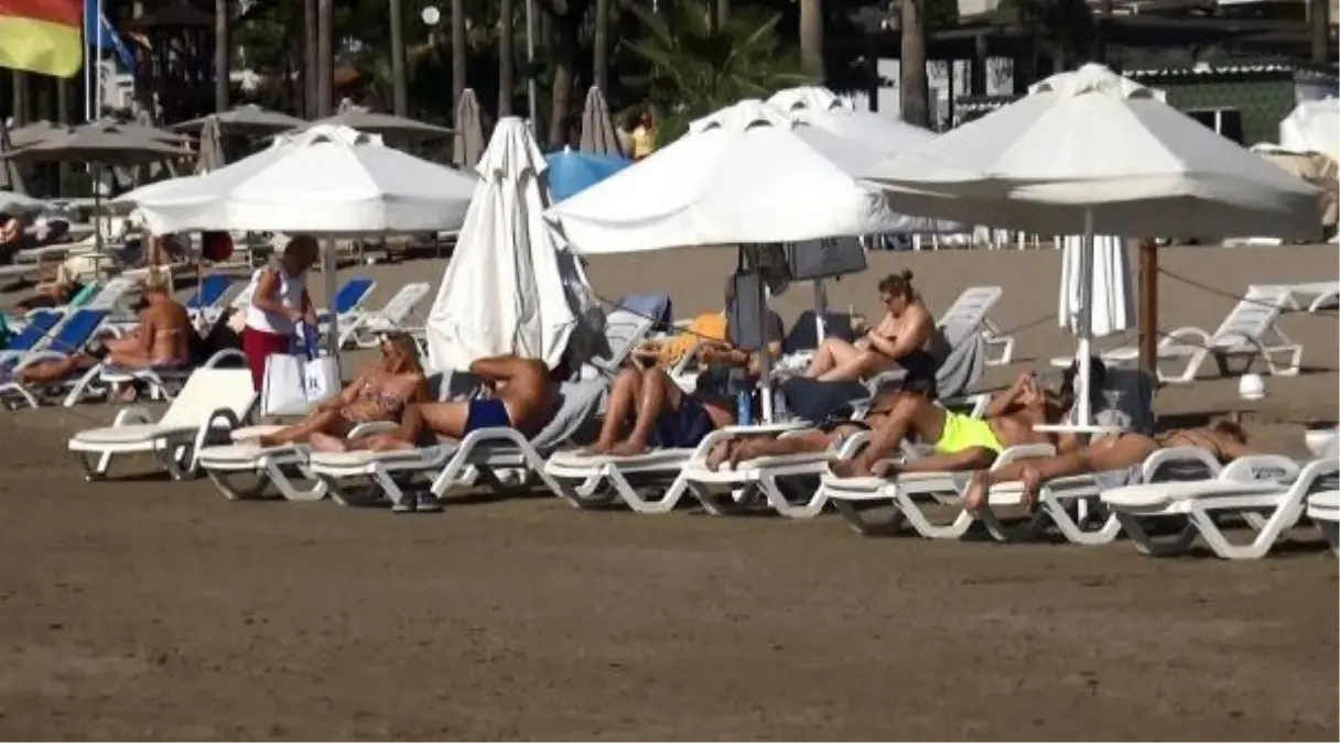 Antalya'da turistler kasım ayının ortasında denize giriyor