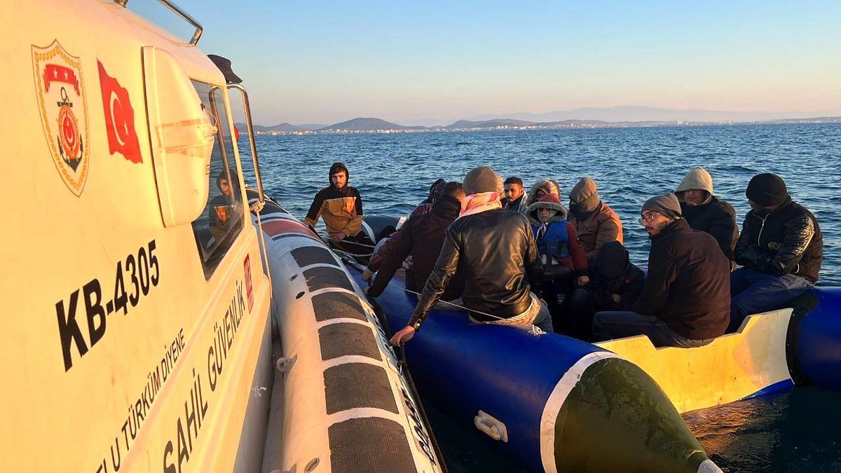 Ayvalık\'ta 19 göçmen kurtarıldı