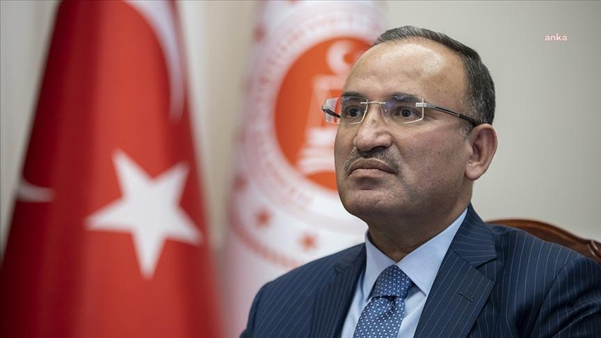 Bekir Bozdağ: İstiklal Caddesi\'ndeki Patlamayı Gerçekleştiren Terörist Yakalandı. Şu Ana Kadar 46 Kişi Gözaltına Alındı