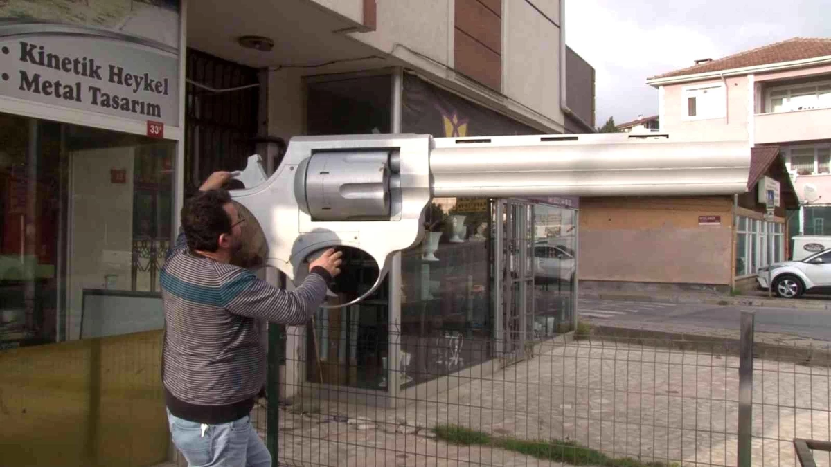 Beykoz\'da \'kinetik heykel ustası\'ndan 3 metrelik dev silah heykeli