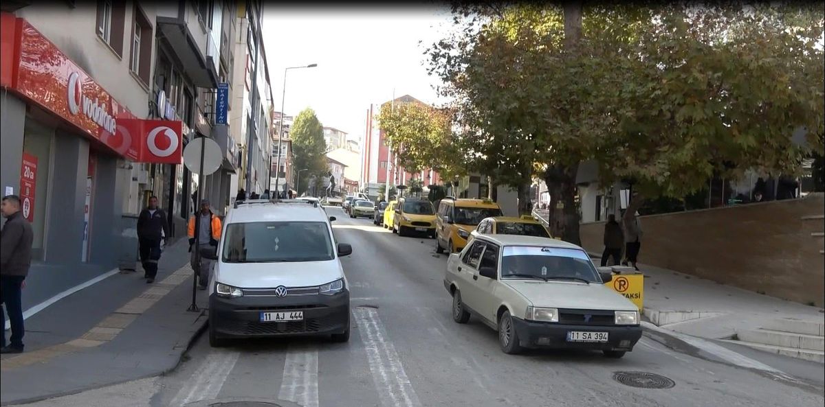 Bilecik\'te yön tabelası olmayan cadde sürücülerin kafasını karıştırıyor