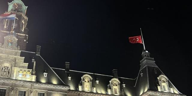 Bir dönem Türkiye ile büyük sorun yaşayan ülkeden anlamlı destek! Belediye binasına Türk bayrağı çekildi