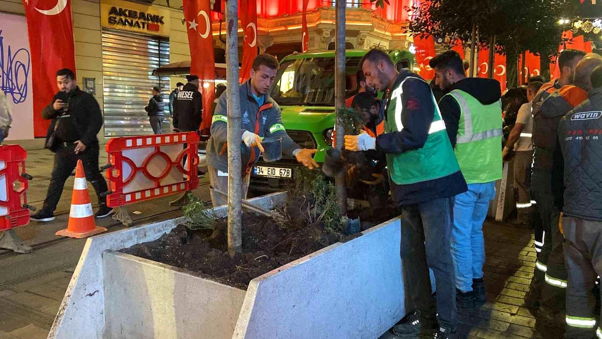 Bombalı saldırı sonrası beton saksılar İstiklal Caddesi\'nden kaldırılıyor
