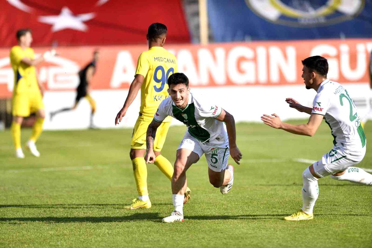 Bursaspor\'da ilk deplasman galibiyetinin mutluluğu yaşanıyor