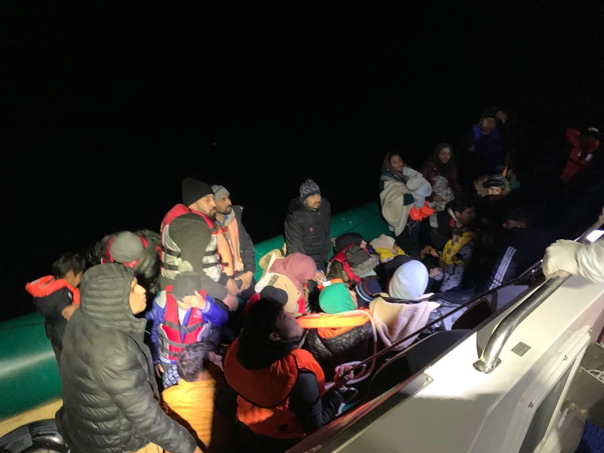 Çanakkale\'de Türk kara sularına itilen 41 düzensiz göçmen kurtarıldı