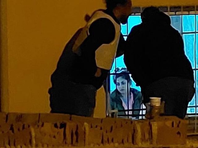 Savcı ve emniyet müdürü olay yerinde! Dini nikahlı eşini silahla rehin aldı; 17 saattir ikna edilmeye çalışılıyor Savcı ve emniyet müdürü olay yerinde! Dini nikahlı eşini silahla rehin aldı; 17 saattir ikna edilmeye çalışılıyor