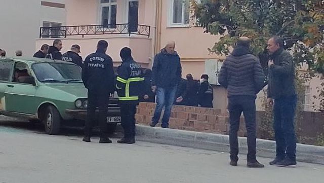 Savcı ve emniyet müdürü olay yerinde! Dini nikahlı eşini silahla rehin aldı; 17 saattir ikna edilmeye çalışılıyor Savcı ve emniyet müdürü olay yerinde! Dini nikahlı eşini silahla rehin aldı; 17 saattir ikna edilmeye çalışılıyor