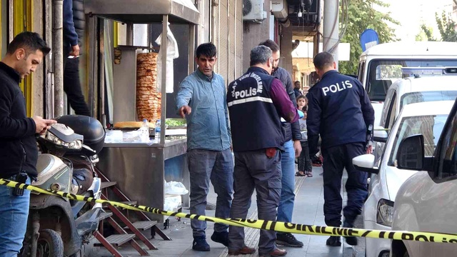 Husumetliler 12 yaşlarındaki çocuğu sokak ortasında başından vurdu Husumetliler 12 yaşlarındaki çocuğu sokak ortasında başından vurdu