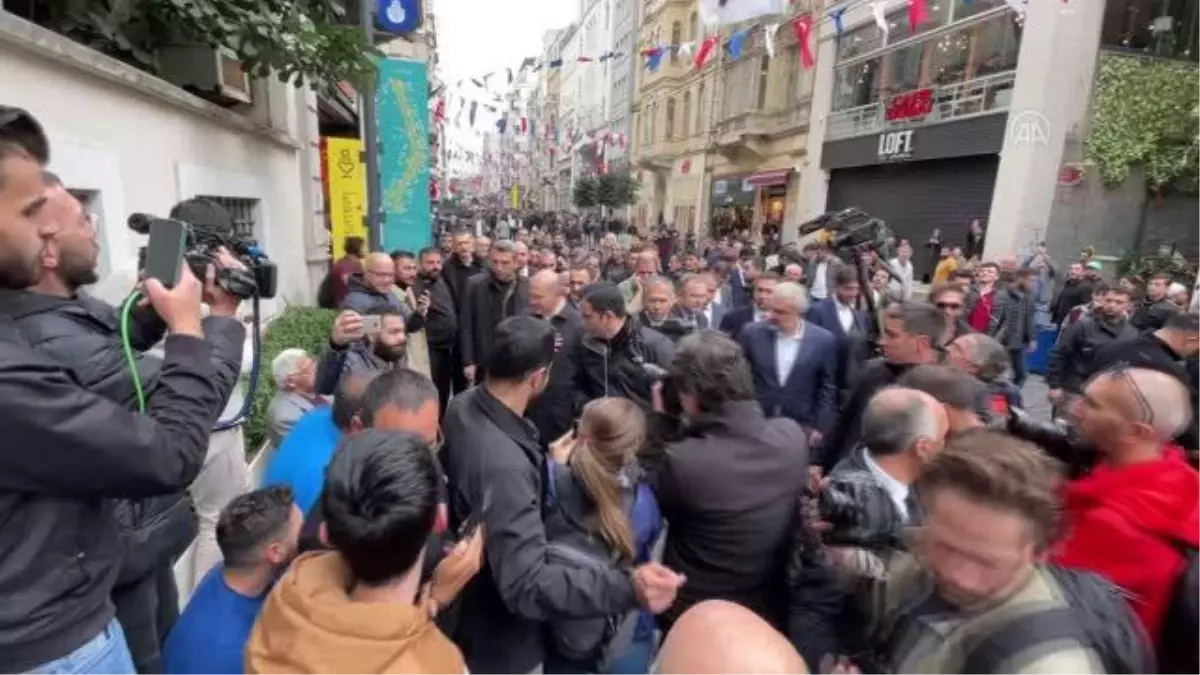 İçişleri Bakanı Soylu, İstiklal Caddesi'nde esnafı ziyaret etti