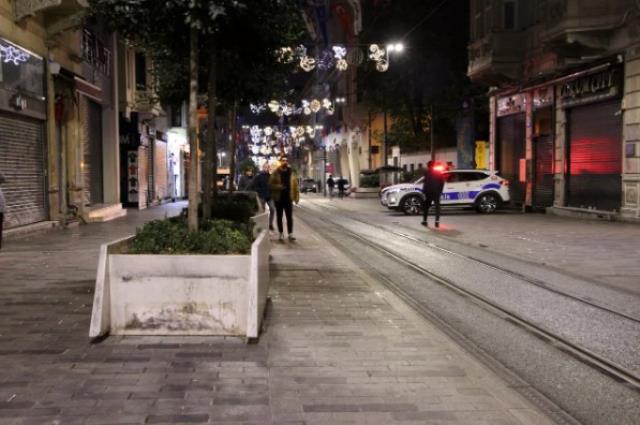 İmamoğlu, İstiklal'deki saldırının ardından banklarla ilgili gelen eleştirilere yanıt verdi: Saksılara suç bulmak değil de saksıları çalıştırmak lazım İmamoğlu, İstiklal'deki saldırının ardından banklarla ilgili gelen eleştirilere yanıt verdi: Saksılara suç bulmak değil de saksıları çalıştırmak lazım
