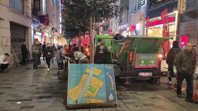 İstiklal Caddesi'nde bankların ardından ağaç ve beton saksılar da kaldırılıyor İstiklal Caddesi'nde bankların ardından ağaç ve beton saksılar da kaldırılıyor