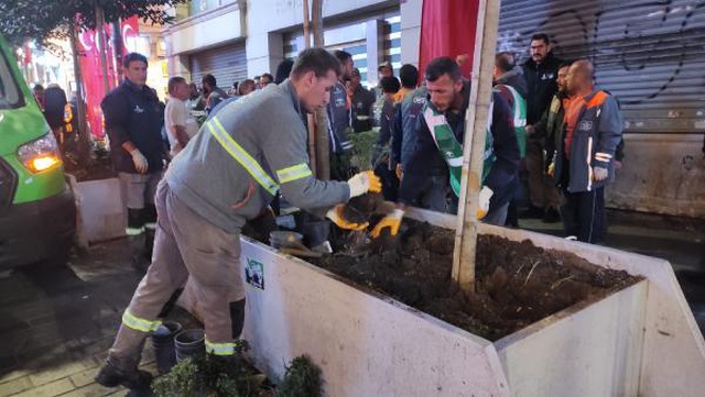 İstiklal Caddesi'nde bankların ardından ağaç ve beton saksılar da kaldırılıyor İstiklal Caddesi'nde bankların ardından ağaç ve beton saksılar da kaldırılıyor