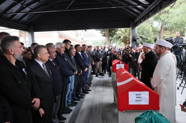 İstiklal Caddesi'ndeki patlamada can veren 6 vatandaşımız gözyaşlarıyla son yolculuğuna uğurlandı İstiklal Caddesi'ndeki patlamada can veren 6 vatandaşımız gözyaşlarıyla son yolculuğuna uğurlandı