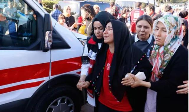 İstiklal Caddesi'ndeki patlamada can veren 6 vatandaşımız gözyaşlarıyla son yolculuğuna uğurlandı İstiklal Caddesi'ndeki patlamada can veren 6 vatandaşımız gözyaşlarıyla son yolculuğuna uğurlandı